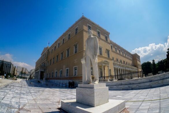 Γραφείο Προϋπολογισμού Βουλής: Χρειάζεται προσοχή στις αυξήσεις μισθών – Ανάπτυξη 2,5% το 2024