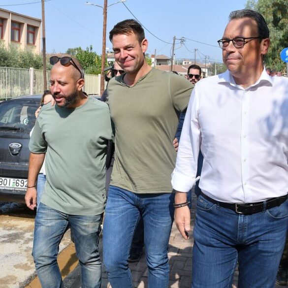 Κασσελάκης με το φτυάρι στο χέρι στη Νέα Ιωνία Βόλου: Κάνω έκκληση για βοήθεια από την πολιτεία