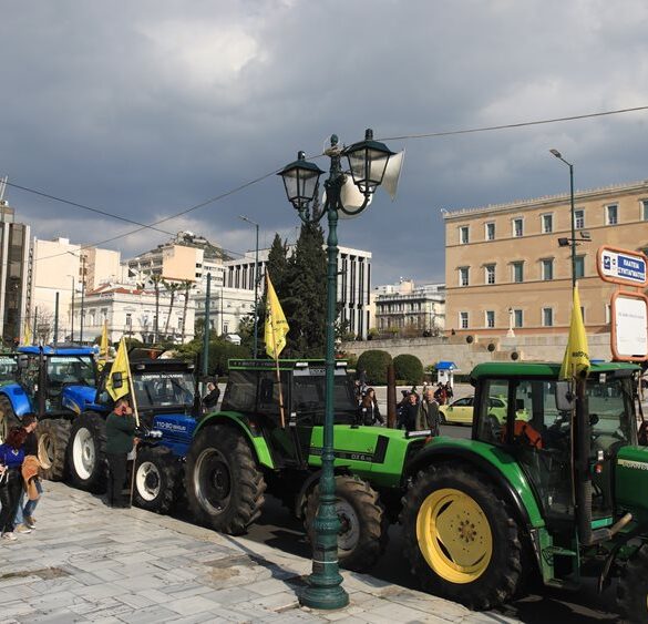 Αγρότες: Έφθασαν τα πρώτα τρακτέρ στο Σύνταγμα – Το απόγευμα το συλλαλητήριο