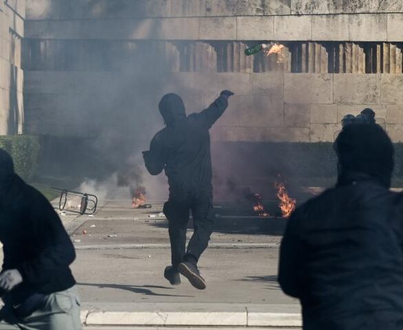 Απεργία: Επεισόδια και στα Προπύλαια μετά το τέλος της πορείας