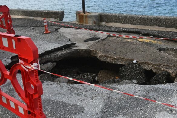 Συνεχίστηκε ο καθαρισμός των παραλιακών οδών από τα υλικά που έβγαλε η θάλασσα κατά τη διάρκεια της πρόσφατης κακοκαιρίας