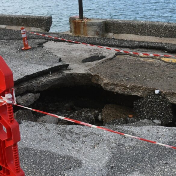 Συνεχίστηκε ο καθαρισμός των παραλιακών οδών από τα υλικά που έβγαλε η θάλασσα κατά τη διάρκεια της πρόσφατης κακοκαιρίας
