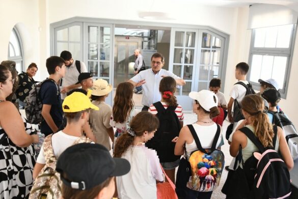 Πάτρα: Ο Κώστας Πελετίδης υποδέχθηκε στο Δημαρχείο παιδιά των κατασκηνώσεων