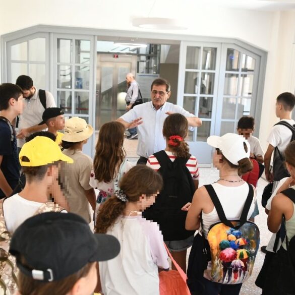 Πάτρα: Ο Κώστας Πελετίδης υποδέχθηκε στο Δημαρχείο παιδιά των κατασκηνώσεων