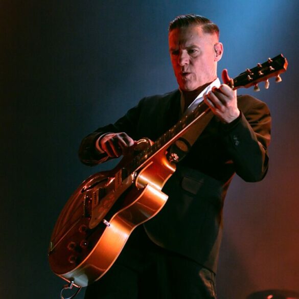 Bryan Adams: Έρχομαι στην Ελλάδα αλλά δεν έχω πάει στην Ακρόπολη