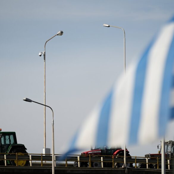 Μοιράζουν τους ρόλους: Καρότο από Μητσοτάκη μαστίγιο από Χατζηδάκη στους αγρότες