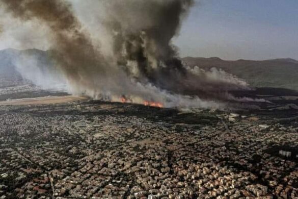 Φωτιά στη Βαρυμπόμπη – Έσβηνε εθελοντικά την φωτιά και κάηκε το σπίτι της