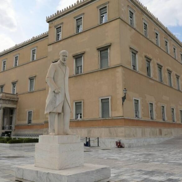 Τη Δευτέρα 2/10 έρχεται το προσχέδιο προϋπολογισμού για το 2024
