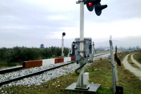 Πάτρα: “Κολλημένες” οι μπάρες του τρένου μαζί με τους οδηγούς