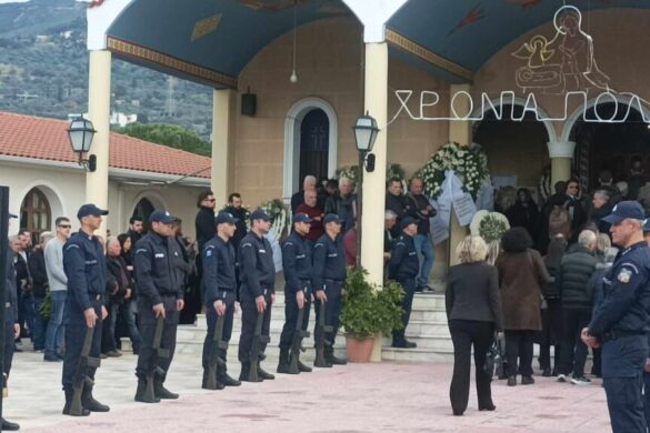 Αυτή την ώρα η εξόδιος ακολουθία του 29χρονου αστυνομικού