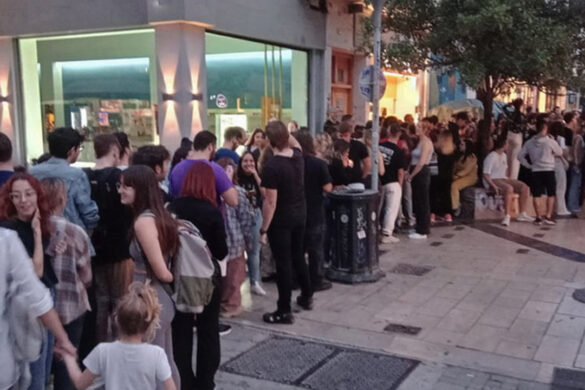Ουρές εκατοντάδων νεαρών για δωρεάν μακαρόνια