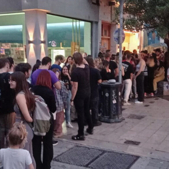 Ουρές εκατοντάδων νεαρών για δωρεάν μακαρόνια