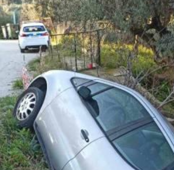 Αυτοκίνητο έπεσε σε χαντάκι στο Καστρίτσι