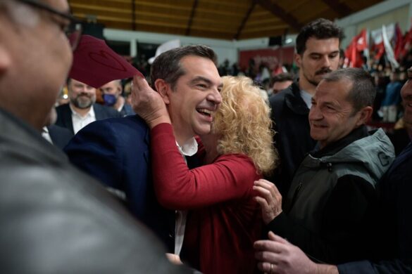 Ο Τσίπρας «χτυπά» τον Μητσοτάκη στο μαλακό κεντροδεξιό του υπογάστριο