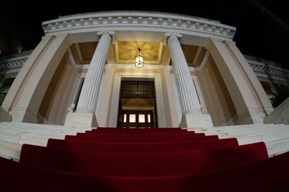 Οι διαφορετικές εκτιμήσεις στο Μαξίμου για τις δημοσκοπήσεις και τα βασικά ερωτήματα