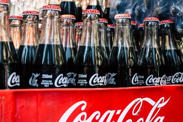 Politico: Οι Ολλανδοί πληρώνουν 70% περισσότερο από τους Γερμανούς για ένα μπουκάλι Coca-Cola