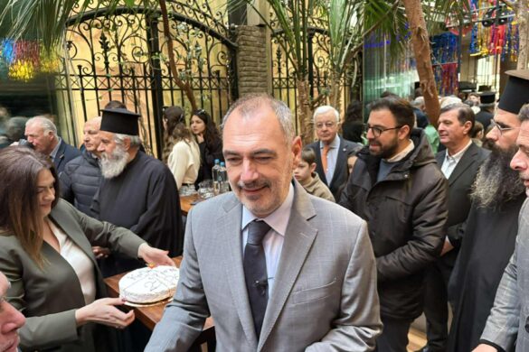Πάτρα: Κοσμοσυρροή στην κοπή πίτας του Ανδρέα Κατσανιώτη (ΦΩΤΟ)