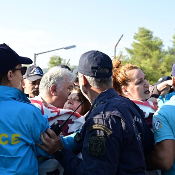 Νοσοκομείο Αττικόν: Ξύλο και χημικά στους υγειονομικούς που διαμαρτύρονταν κατά την επίσκεψη Μητσοτάκη