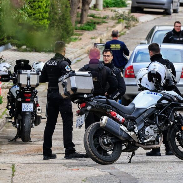 Έγκλημα στη Γλυφάδα: «Σκότωσα τους γονείς μου, θα σκοτώσω και τα αδέλφια μου» φώναζε ο 46χρονος