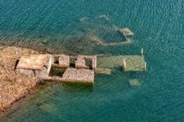 Δυτική Ελλάδα: Σε υψηλά επίπεδα η στάθμη της λίμνης Μόρνου – Βυθισμένο το χωριό Κάλλιο
