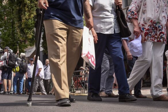 Συνταξιούχοι: Ποιοι θα λάβουν έκτακτη οικονομική ενίσχυση – Τι θα γίνει με την επιταγή ακρίβειας