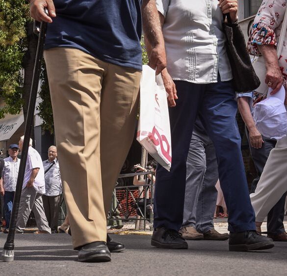 Συνταξιούχοι: Ποιοι θα λάβουν έκτακτη οικονομική ενίσχυση – Τι θα γίνει με την επιταγή ακρίβειας