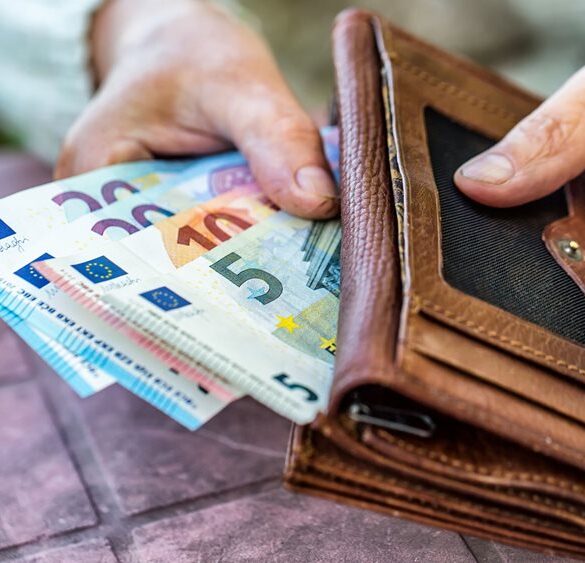Δώρο Πάσχα: Μέχρι πότε πρέπει να καταβληθεί – Πώς υπολογίζεται