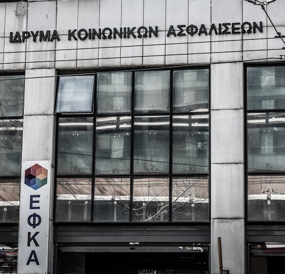 Χρεωμένοι με μέση οφειλή 690 ευρώ στον ΕΦΚΑ 216.443 ασφαλισμένοι με παράλληλη απασχόληση