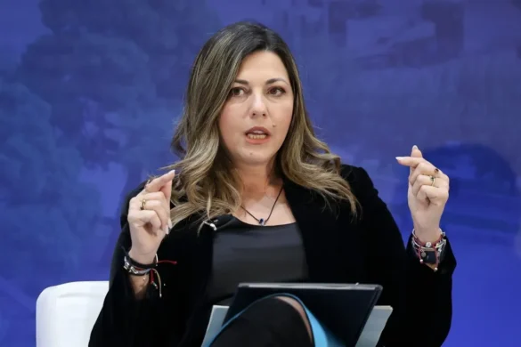 Ζαχαράκη για κοινωνική κατοικία: Στόχος η ανέγερση 2.500 κατοικιών μέσα στο 2025
