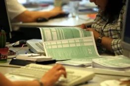 Φορολογικές δηλώσεις: Ποιοι προλαβαίνουν την έκπτωση 4%, ποιοι πληρώνουν έξτρα φόρο