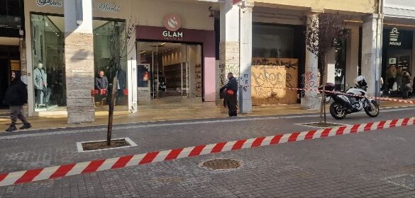 Ισχυροί άνεμοι προκάλεσαν πτώση τζαμιού από μπαλκόνι στο κέντρο της Πάτρας