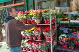 Η γιορτή της μητέρας κερδίζει και φέτος τον Άγιο Βαλεντίνο