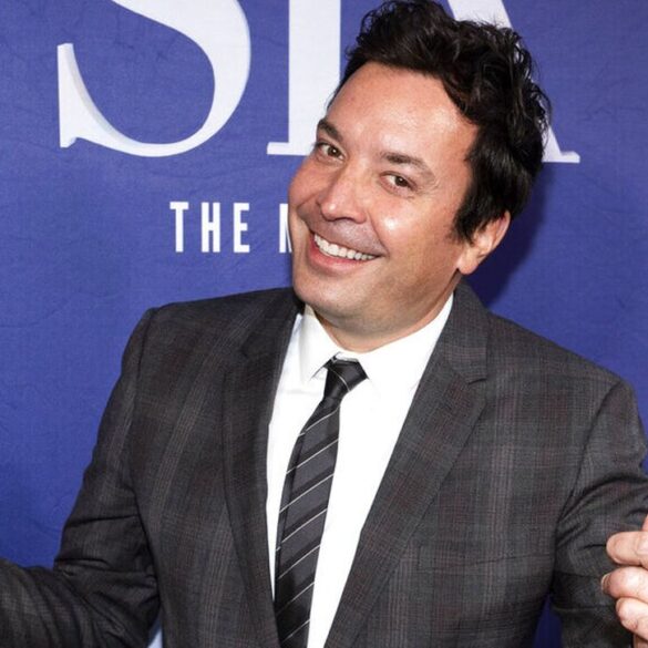 Τζίμι Φάλον: Επέστρεψε το «The Tonight Show» μετά τη λήξη της απεργίας στο Χόλιγουντ