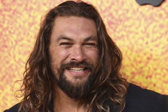 Ο Τζέισον Μομόα διαβάζει παραμύθι σε παιδική σειρά