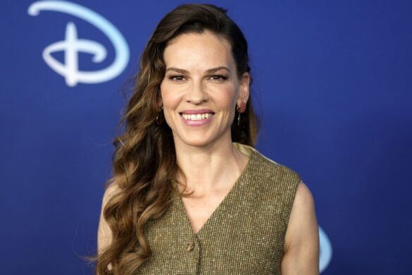 Χίλαρι Σουάνκ: Ζούσε σε αυτοκίνητο με την μητέρα της μετά τον χωρισμό των γονιών της