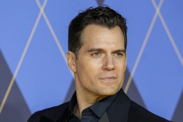 Ο Henry Cavill λέει ότι δεν είναι «φίλος» των ερωτικών σκηνών στον κινηματογράφο