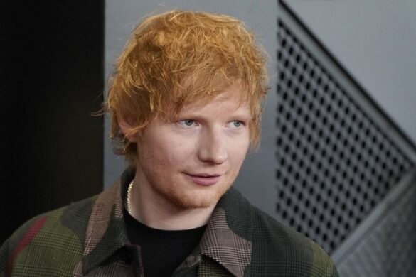 Το «ευχαριστώ» του Εντ Σίραν στους γονείς του με μια τρίωρη ιδιωτική επίσκεψη στον Λούβρο