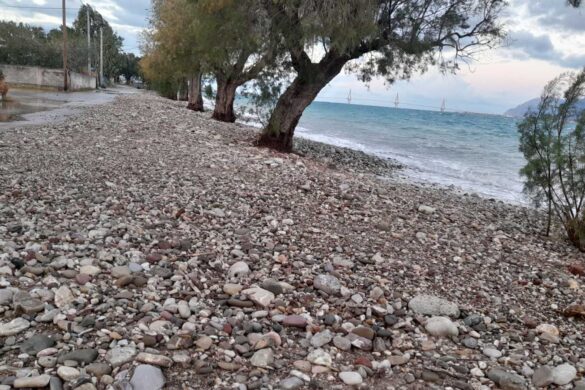 SOS από τους κατοίκους των Αραχωβιτίκων για την διάβρωση της ακτής – «Η θάλασσα μπήκε στο δρόμο»