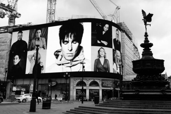 Διάσημοι φωτογραφίζονται με κλειστά μάτια για να ευαισθητοποιήσουν για την ψυχική υγεία