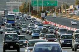 Νταλίκα εξετράπη της πορείας της και προσέκρουσε σε κιγκλιδώματα στην εθνική οδό Αθηνών – Λαμίας