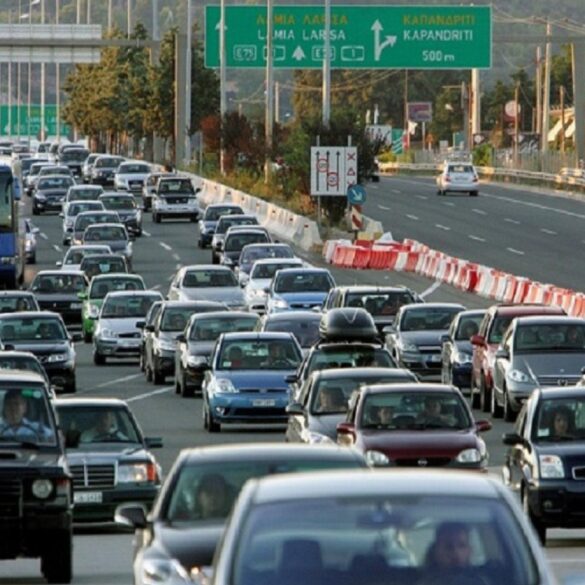 Νταλίκα εξετράπη της πορείας της και προσέκρουσε σε κιγκλιδώματα στην εθνική οδό Αθηνών – Λαμίας