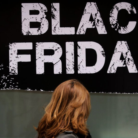 Ετοιμάζονται τα καταστήματα για τη Black Friday
