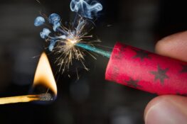 Πάτρα: Έφοδος σε κατάστημα και κατάσχεση παράνομων πυροτεχνημάτων