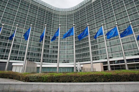 Κομισιόν: Παρατείνεται για ένα εξάμηνο η ενισχυμένη εποπτεία για Ελλάδα