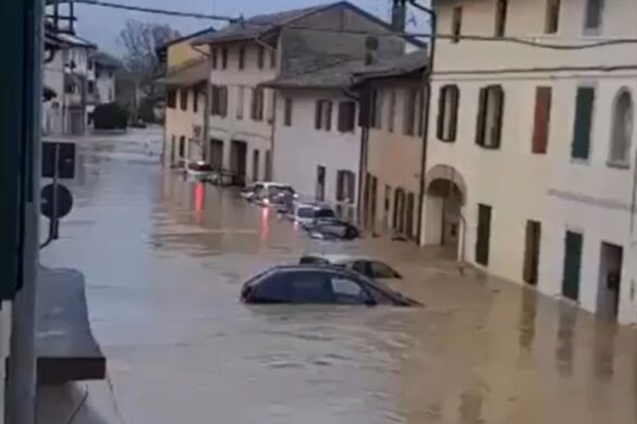 Κακοκαιρία στην Ιταλία: Υπερχείλιση χειμάρρου – Kάτοικοι ανέβηκαν στις στέγες των σπιτιών για να σωθούν