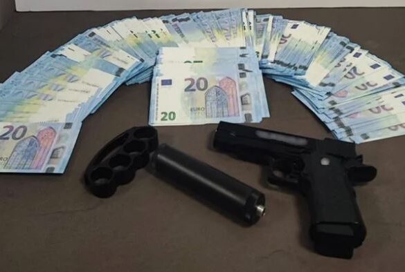 Θεσσαλονίκη: Κατασχέθηκαν 723 πλαστά 20ευρα και όπλα – Συνελήφθη 21χρονος