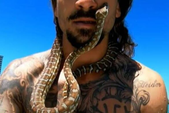 Πρόστιμο σε Αυστραλό που έκανε σερφ με έναν… πύθωνα τυλιγμένο στο λαιμό του