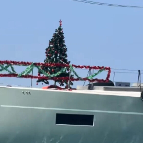 Και… «Καλά Χριστούγεννα»: Στόλισαν δέντρο πάνω σε σκάφος στα Σύβοτα (ΒΙΝΤΕΟ)