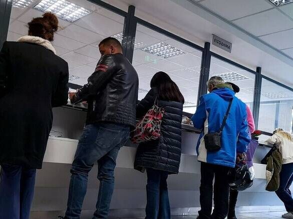 Τριπλή παρέμβαση στα εισοδήματα και στο συνταξιοδοτικό καθεστώς των δημοσίων υπαλλήλων
