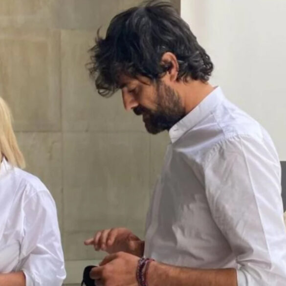 Εφθασε στην Αθήνα η καλλιτεχνική διευθύντρια του Dior – Η πρώτη κίνησή της, πού βρέθηκε με τον συνεργάτη της.